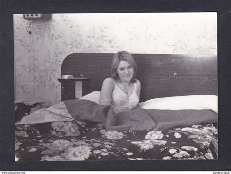 Pin up Photo originale amateur pin up jeune fille dans son lit nu féminin nue nude Phot 151
