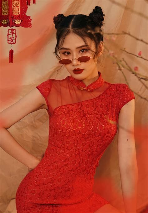 Hot girl 10X khoe vẻ dịu dàng trong tà áo dài Việt Phục SaoStyle