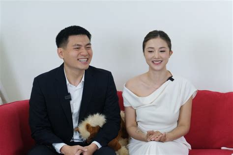 Khi hot mom Salim và chồng thiếu gia chăm con Không cần ăn mặc thướt tha hơi ngố một tí như