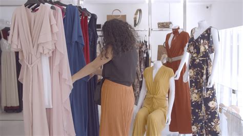 Vídeo de arquivo Gratuito Mulher latina alegre falando no celular