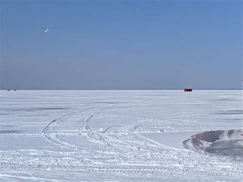 Sous La Glace Lhiver Au Lac Simcoe Parcs Blog