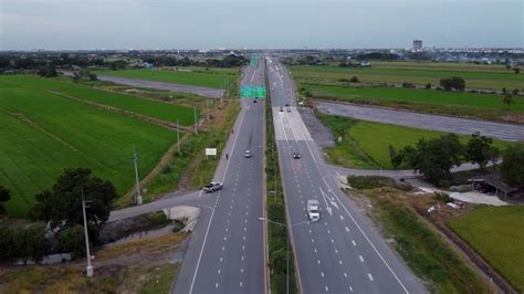 Vídeo Premium Coches circulando por la carretera de ratchaphruek