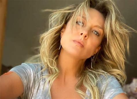 Fey Posa En Bikini A Sus A Os