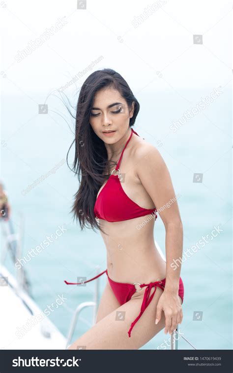 Sexy Girl Red Bikini On Yacht Foto Stok 1470619439 Shutterstock
