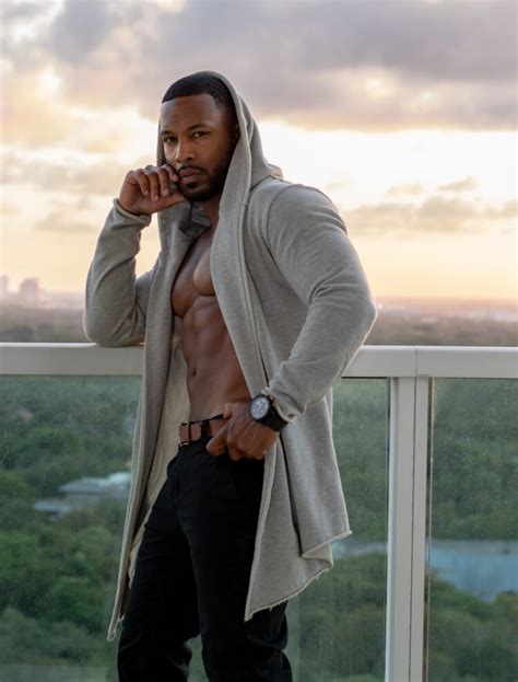 10 Hot Sexy Chris Matthews Bikini Pics