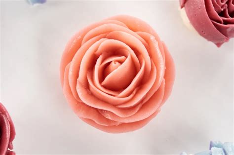 check   piped buttercream flowers craftsy