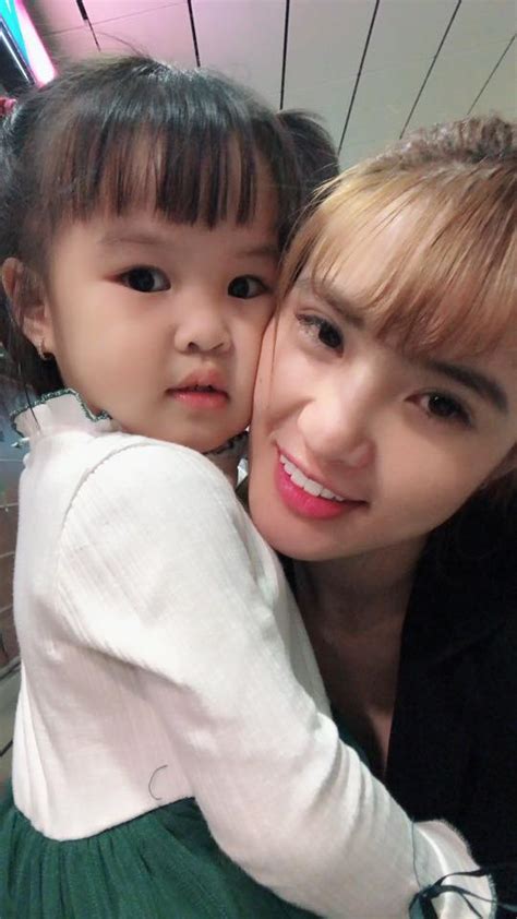 Em gái Công Vinh diện bikini khoe thân hình gái một con bốc lửa bên hồ bơi