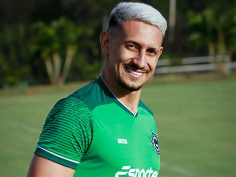 Atacante do Goiás está recuperado de lesão no joelho mas ainda não tem