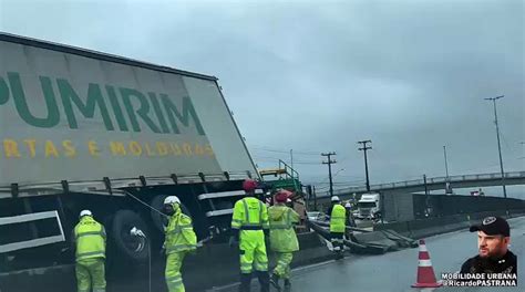 Caminh O Sobe Em Mureta E Acidente Bloqueia Totalmente Sentido De Br