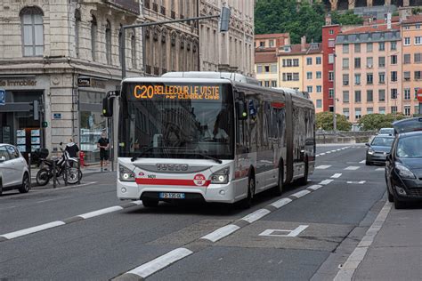 Lyon les transports TCL perturbés par les manifestations contre le