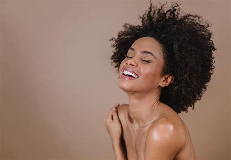 Ao Lado De Uma Jovem Afro Latina Sorridente Alegria Positiva E Amor Lindo Cabelo Estilo Africano