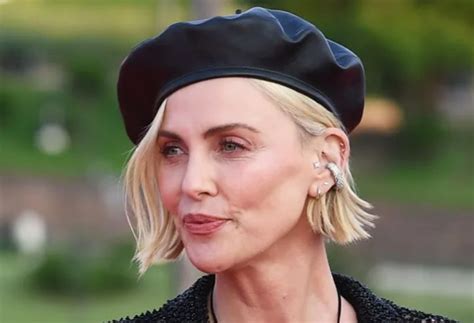 La star affiche de la lingerie noire Charlize Theron en robe résille a pris des photos osées