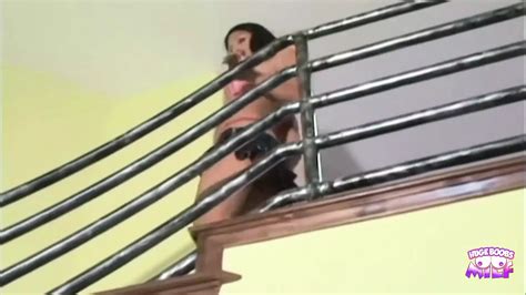 Si Rambut Coklat Latina Dalam Pakaian Dalam Merah Menggoda Lelakinya Untuk Mengongkeknya