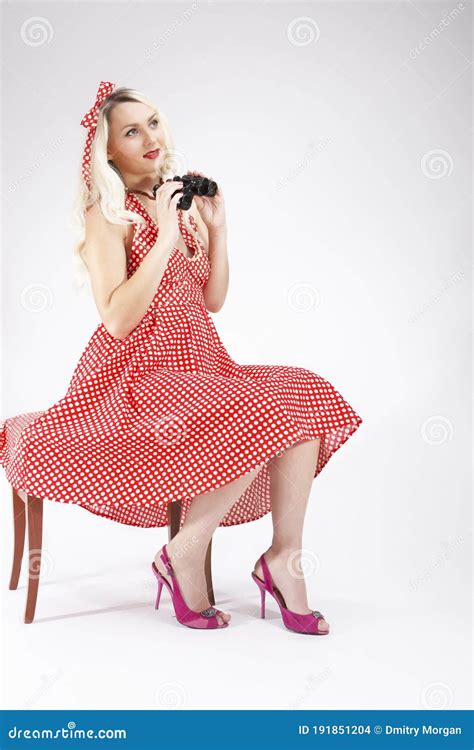Portrait Complet De Style Pin Up De Fille Blonde Du Caucase Sensuel Avec Des Jumelles Et
