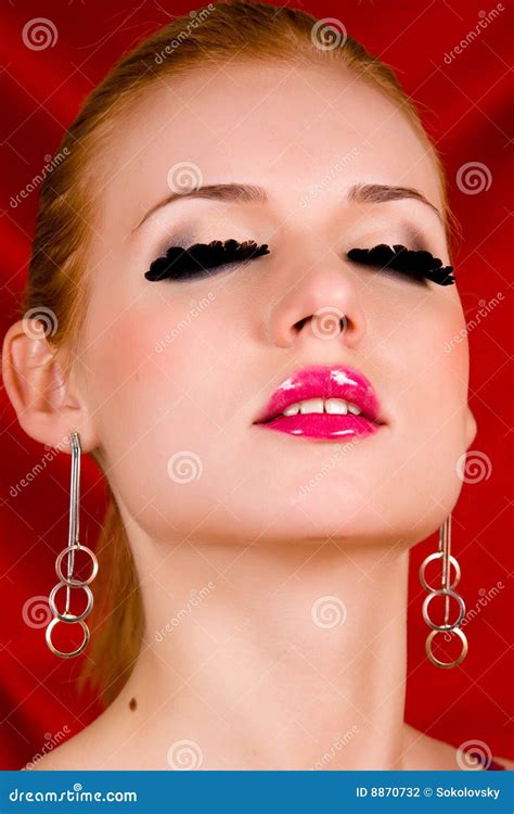 Blonde Jonge Vrouw Met Grote Wimpers Stock Foto Image Of Ontspannen Ingetogen