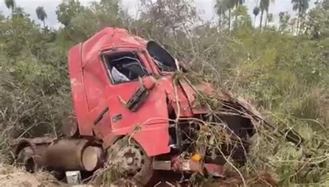 Motorista tomba carreta calcário após perde controle na BR 267