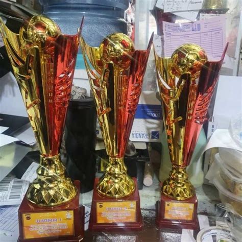 Jual Trophy Piala Impor Sepak Bola Futsal Daun Satuan Juara