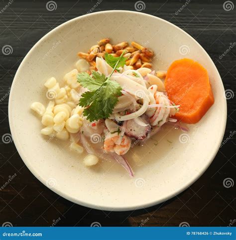 Piatto Popolare Del Ceviche in Ristorante Peruviano Fotografia Stock