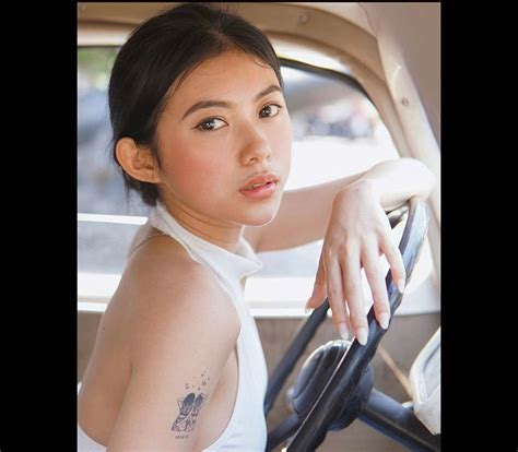 Hot girl hình xăm mặt học sinh nhưng body phụ huynh làm bao chàng trai ngẩn ngơ