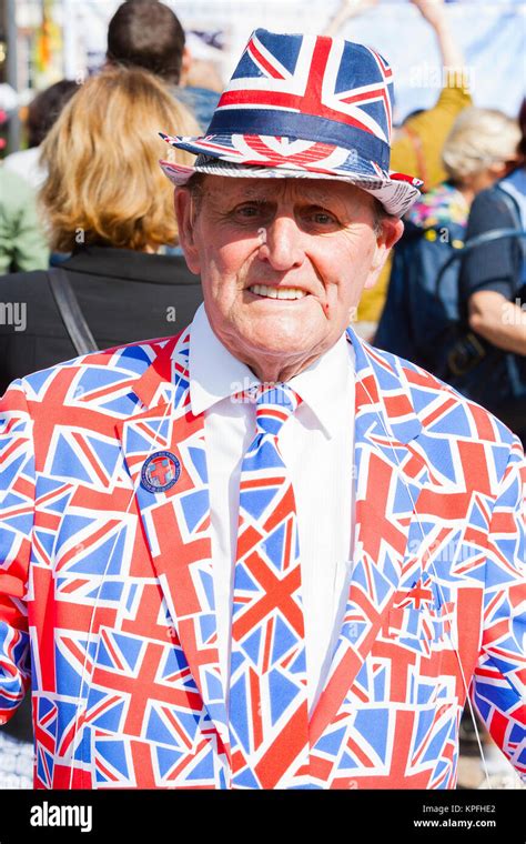 El Palacio De Kensington Londres Reino Unido Vestida Con Un Traje Y