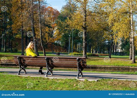 Une Jeune Belle Blonde Femme S Asseyant En Parc Sur Un Banc Photo Stock Image Du Lame