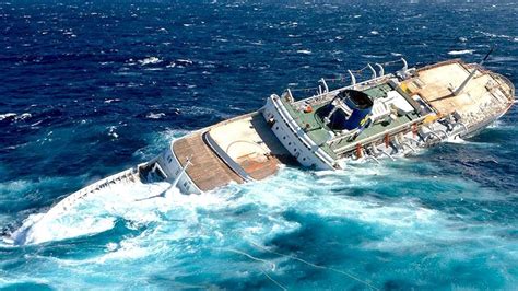 Top 5 Cruise Ships In Heavy Hurricane Seas Youtube