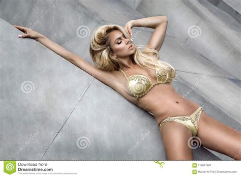 Modelo De Moda Elegante En Un Bikini De Oro Hermoso Actitudes Sensuales Contra Imagen De