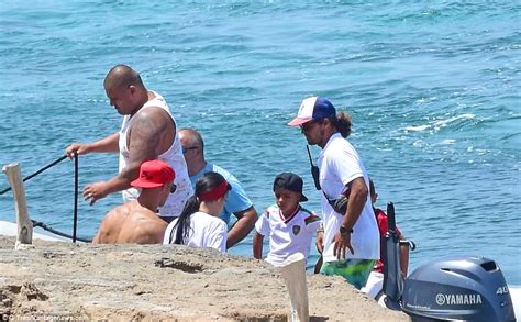 Pushimet e para familjare të Ronaldos me binjakët Georgina shfaqet joshëse me bikini në pritjen