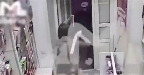 El tamaño importa entró a robar un sex shop y la vendedora se defendió con un juguete sexual