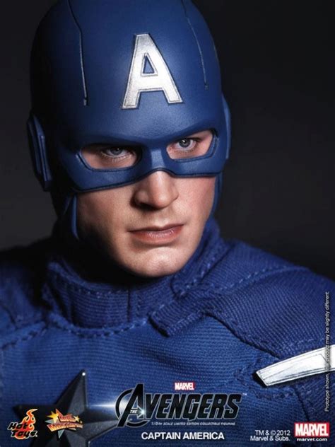 Figura Capitán América versión Vengadores de Hot Toys