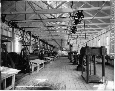 Intérieur de l usine de pâte Chute Ouiatchouan a Val Jalbert vers 1903