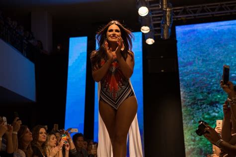 EGO Paulo Zulu desfila de sunga em evento de moda após ter nude vazada notícias de Famosos