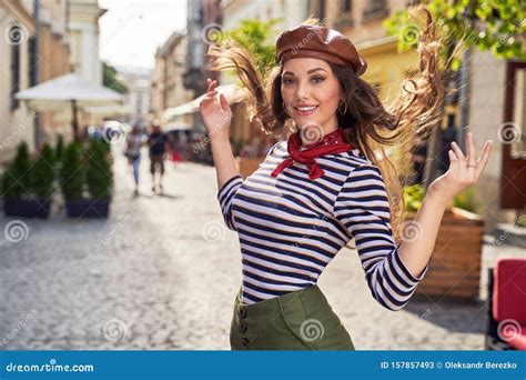 Jonge Mooie Brunette Meid Gekleed In Retro Oldage Stijl In De Oude Europese Stad En Speelde