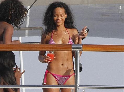 Photos Rihanna une bikini girl trop festive qui reçoit la visite de la police Public