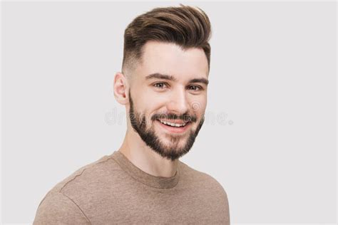 Portrait De Gros Plan De Jeune Homme Beau Sourire Le Studio Gay Joyeux Riant D Hommes A Tir