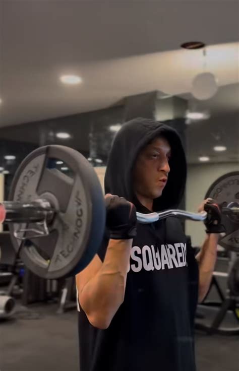 Mesut Ozils Body Transformation Has Fans Thinking He Needs To Quit