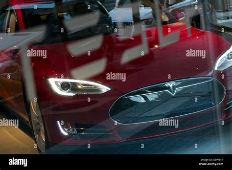 Ein Elektroauto Tesla Model S Wird Durch Das Fenster Der Innenstadt Von