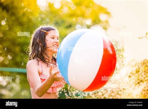 Mädchen im garten im bikini Fotos und Bildmaterial in hoher Auflösung Alamy