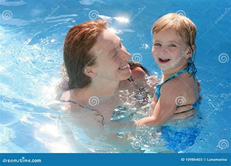 Blonde Tochter Mit Redheadmutter Im Pool Stockbild Bild Von Familie Zicklein