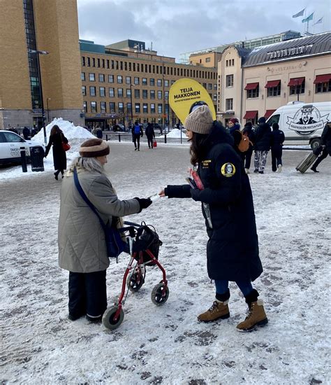 Teija Makkonen Helsinki On Twitter Naistenp Iv N Ruusujenjakoa