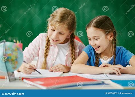 Meninas Na Escola - Meninas na escola imagem de stock. Imagem de consideravelmente - 56638561