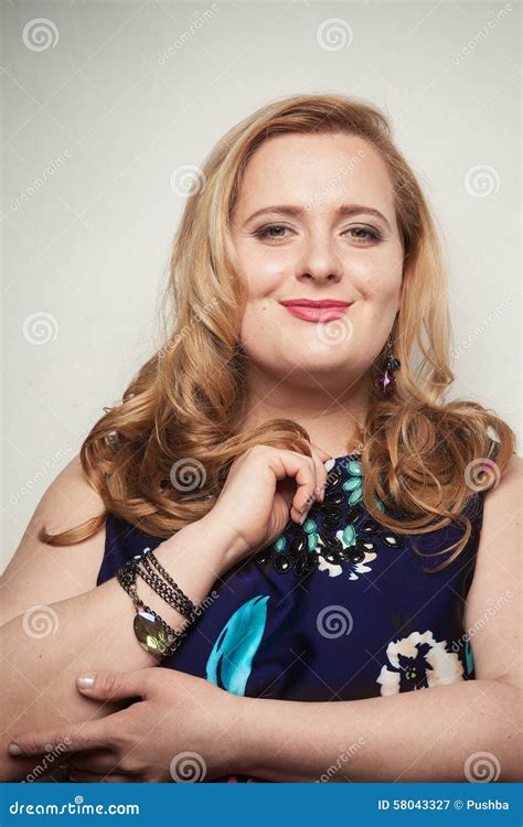 Jeune Belle Femme Blonde Grosse Image stock Image du modèle histoire 58043327