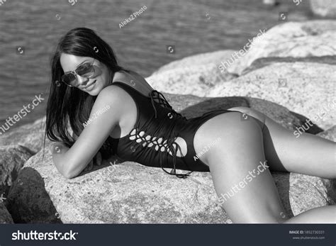 Beautiful Woman Bikini On Beach Foto Stok 1892730331 Shutterstock