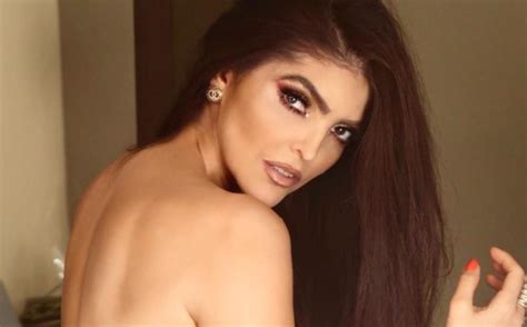 Ana B Rbara Deslumbra Con Bikini En Canc N