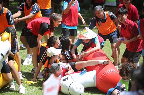 Dàn hot girl bóng chuyền trổ tài Thanh Thúy làm họa sĩ quẩy cực sung xả hơi vui vẻ