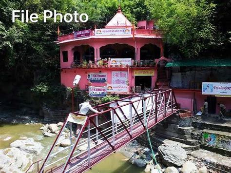 देहरादून के टपकेश्वर मंदिर परिसर में घुसा नदी का पानी तेज बहाव में बह