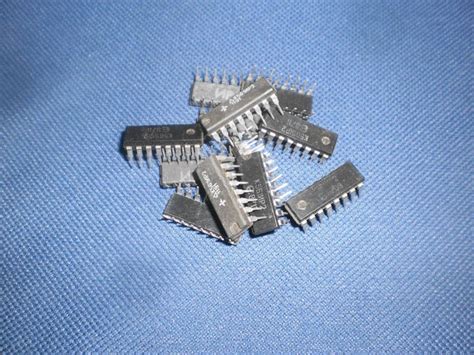 Мікросхема К561ИР2, цена 5 грн — Prom.ua (ID#1620517060)