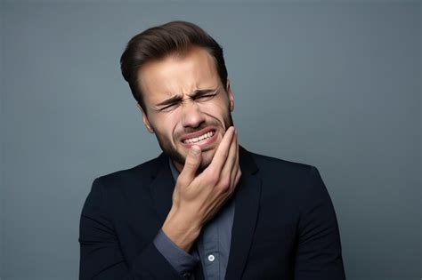 Un Hombre Que Sufre Un Terrible Dolor De Muelas Severo Se Toca La