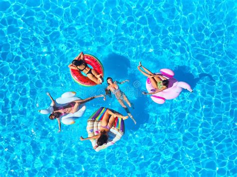 Bonitas Chicas Calientes En Bikini Caminando Junto Con El Inflable Anillo De Nataci N De Cisne