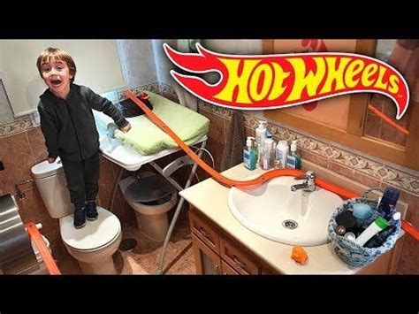 HOT WHEELS NO BANHEIRO Corrida De Carros Na Pista Track Builder Hotwheels In The Bathroom